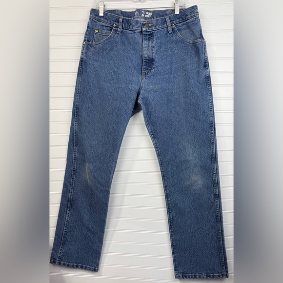 Wrangler men’s Advanced Comfort medium wash denim jeans, size 35X32 - Picture 1 of 8